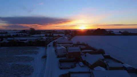 Harsh cold winter scene of a quite Lincolnshire village covered in early 動画素材 334364068