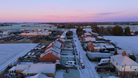 Harsh cold winter scene of a quite Lincolnshire village covered in early Vidéo 334364992