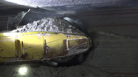 Harvester extraction of ore in the mine 動画素材 86873483