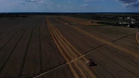 Harvester working in the field 6 Видео 142324100