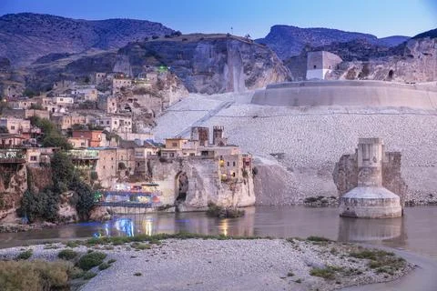 Hasankeyf before being flooded. View from Hasankeyf castle. Hasankeyf bridge, Foto stock