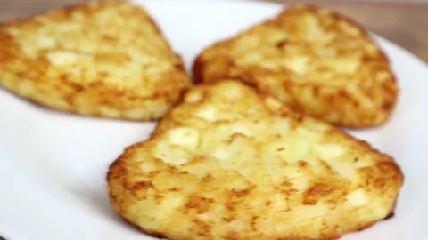 Hash Browns Rotating On A Plate 스톡 동영상 132882110