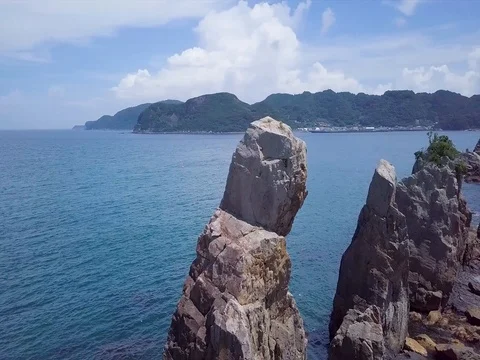 Hashigui Iwa Standing Rocks, Rotating Establishing Shot, Kushimoto Coast Stock Footage 81027672