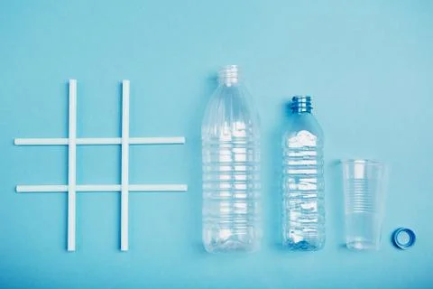 Hashtag recycling. Empty plastic bottles, cup and bottle cap in a row Foto stock