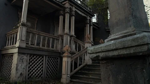 Haunted foreboding house dynamic Halloween 動画素材 95962197