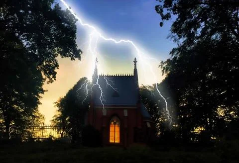 Haunted house with lightning at night 库存插图