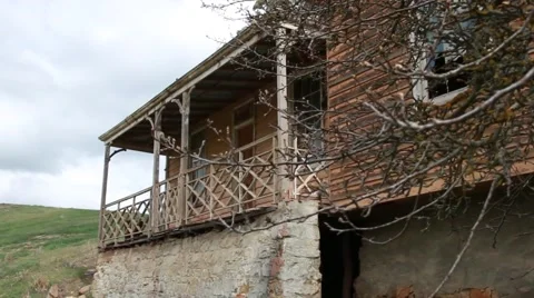 Haunted House, pan from tree away from house 動画素材 57473392