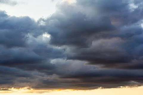 A haunting stormy sky. Cloudy clouds in the setting sun. A natural phenomenon Foto stock