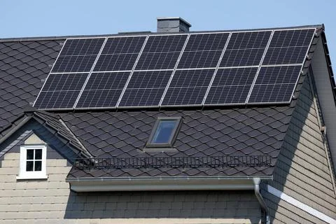  Haus mit Solaranlage, Solarkollektoren auf dem Dach Symbolbild Energiepol... Stock Photos