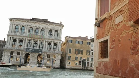 Häuser mit Sonnenstrahlen in Venedig Vídeos de archivo 104485029