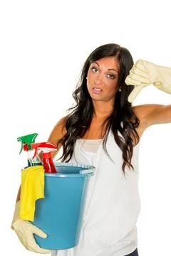  Hausfrau ärgert sich über putzen Eine junge Frau ärgert sich, dass sie de Stock Photos