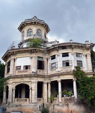 Havana, Cuba: Ionic columns hang on for dear life 스톡 사진