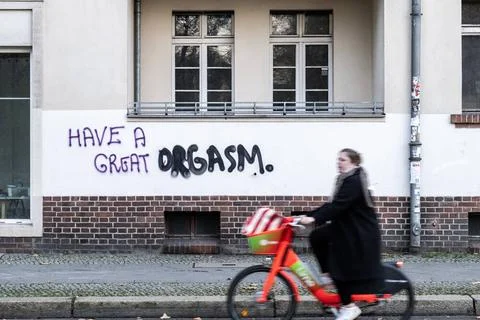 Have a grat organsm - Graffito an einer Hauswand in Berlin-Prenzlauer Berg... Stock Photos