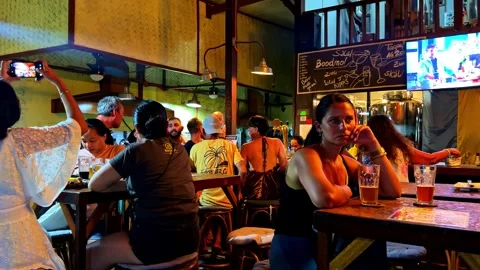 Having fun in the bar at El Nido on Palawan island. 스톡 동영상 334186016