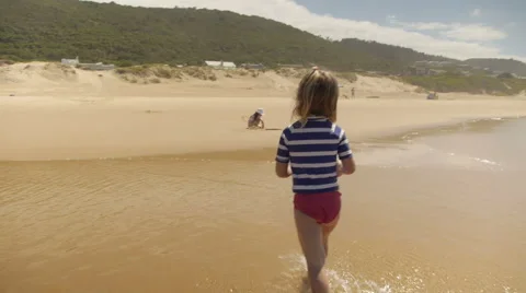 Having fun on the beach Vídeo Stock 57975918