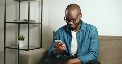 Having Fun on Internet 库存影片 108997093