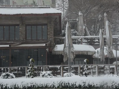 Having a snack on skiing day Stockbeeldmateriaal 77105444