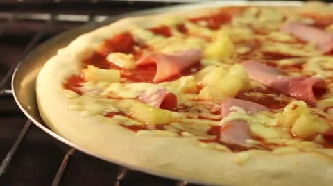A Hawaii pizza in an oven time lapse Vídeos de archivo 24672192