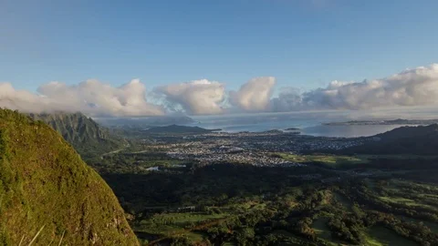 Hawaii Timelapse: Clouds passing over Kaneohe, East Oahu Stockbeeldmateriaal 81988617