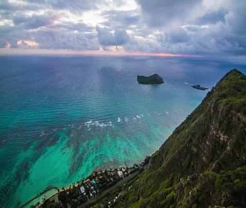 Hawaii Timelapse: Clouds pushing in as sun rises over East Oahu Stockbeeldmateriaal 82051630