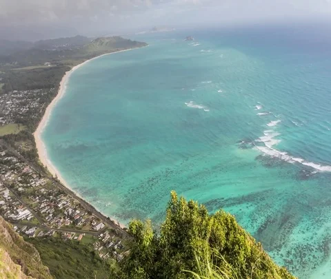 Hawaii Timelapse: Far away view of Waimanalo Beach from a ridge Stockbeeldmateriaal 82051002