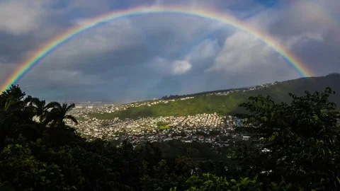 Hawaii Timelapse: Massive rainbow over suburban honolulu, oahu Stockbeeldmateriaal 81976334