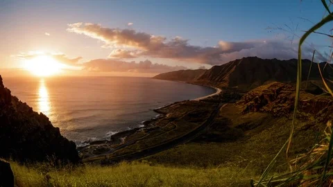 Hawaii Timelapse: Sun setting over Kaena Point, West Oahu Stockbeeldmateriaal 81942951