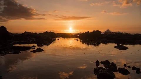 Hawaii Timelapse: Sun setting over tide pools, west oahu Stockbeeldmateriaal 81977181