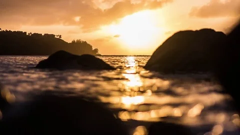 Hawaii Timelapse: Sun setting through rocks, somewhere in Kauai Stockbeeldmateriaal 81976428