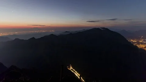 Hawaii Timelapse: Twilight falling over the H3 freeway from Stairway to Heaven Stockbeeldmateriaal 81941543