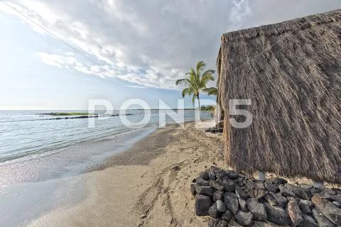Hawaiian hut on the beach on big island Stock Photos