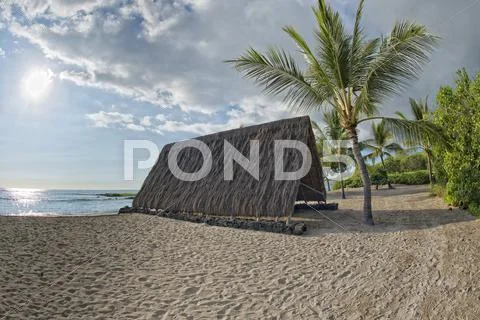 Hawaiian hut on the beach on big island Stock Photos
