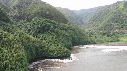 Hawaiian Mountain Range Video stock 105374564