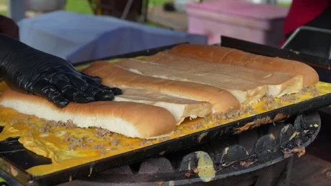A hawker preparing Malay traditional called Roti John on the pan. 動画素材 270071316