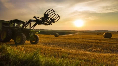 Hay farmer timelapse creating haystacks Stock-Footage 204139182
