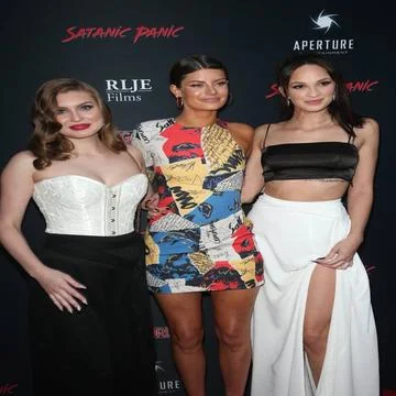  Hayley Griffith, Ruby Modine, Hannah Stocking at the Satanic Panic film p... Foto stock