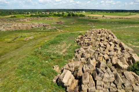 Haymaking. Flying over the large open warehouse of straw bales on an industri Foto stock