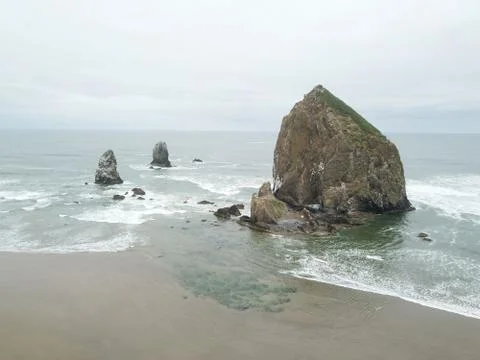 Haystack Rock and The Needles - Cannon Beach, Oregon Stock-Fotos