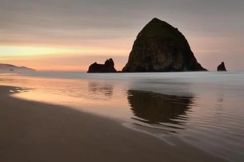 Haystack Rock Beach Sunrise Fotos Stock