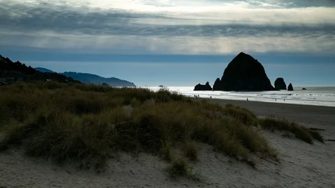 Haystack Rock in Cannon Beach 4K Time-lapse Stockbeeldmateriaal 121168823