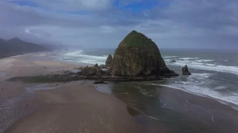 Haystack Rock in Cannon beach 库存影片 199989976