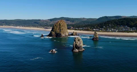 Haystack Rock Cannon Beach Oregon Coast Aerial at Pacific Ocean 4K Stockbeeldmateriaal 96624610