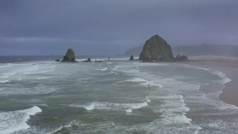 Haystack Rock in Cannon beach, Oregon 库存影片 199989945