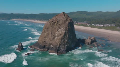 Haystack Rock at Cannon Beach, Oregon 스톡 동영상 277862744