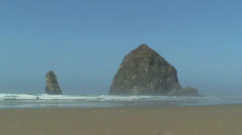 Haystack Rock Low Angle 库存影片 693748