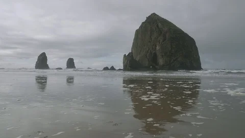 Haystack rock sandy Cannon Beach Oregon Pacific Northwest Oregon on overcast day Vidéo 122804387