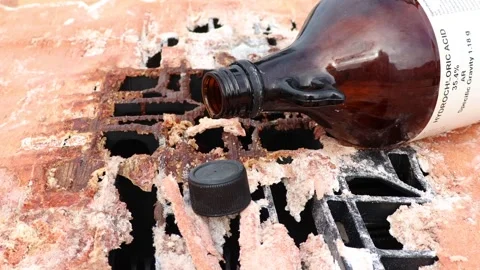 Hazardous chemicals spill onto objects and cause corrosion Vidéo 171067627