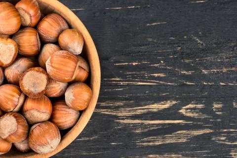 Hazelnuts in bowl Foto stock