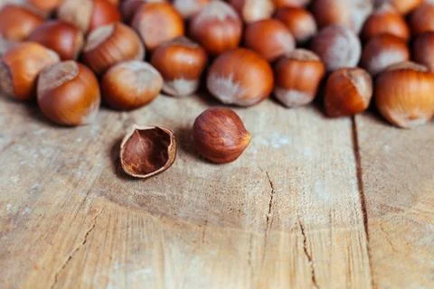 Hazelnuts on rustic background Foto stock