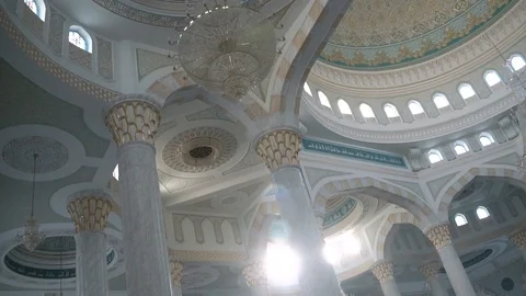 Hazrat Sultan Mosque - mosque interior in slow motion 库存影片 93906670